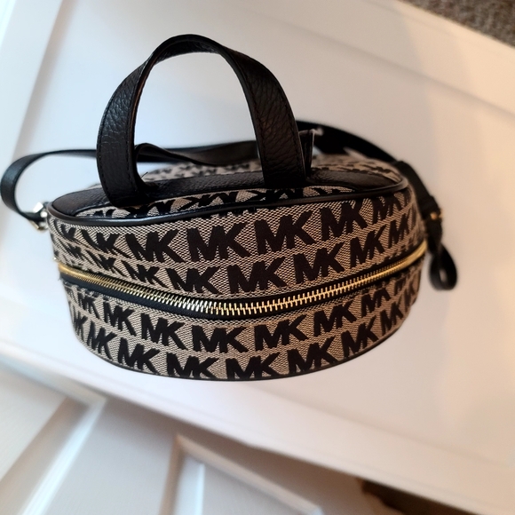 MICHAEL KORS ABBEY MD BACKPACK - Picture 3 of 5